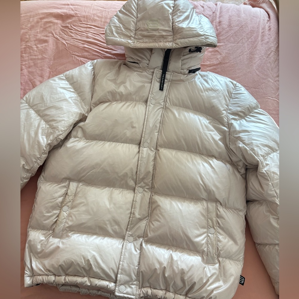 Aritzia Super Puff Original in Glossy off white